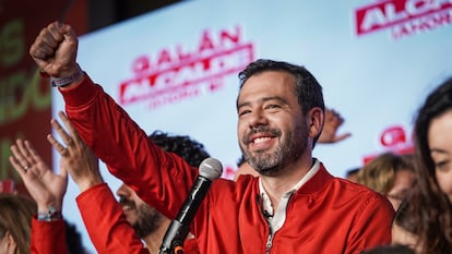 Carlos Fernando Galán celebra los resultados electorales, en Bogotá, el 29 de octubre de 2023.