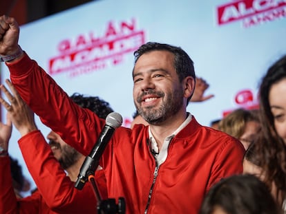 Carlos Fernando Galán celebra los resultados electorales, en Bogotá, el 29 de octubre de 2023.