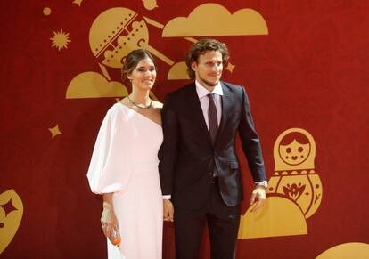 O atacante uruguaio Diego Forlan e sua esposa, Paz Cardoso, na cerimônia do sorteio da Copa 2018.