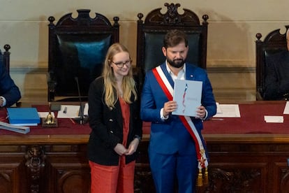 Gabriel Boric sostiene la propuesta constitucional acompañado por Beatriz Hevia, presidenta del consejo constitucional y militante del Partido Republicano, en Santiago, en noviembre de 2023.