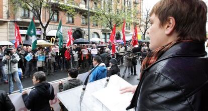 Ainhoa Etxaide habla a los concentrados frente a Confebask.