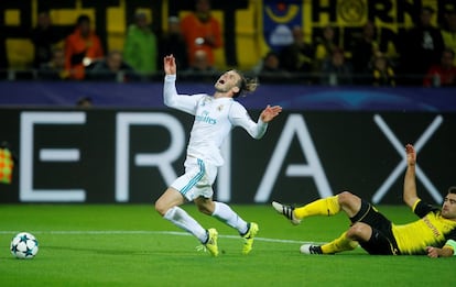 El jugador del Real Madrid, Gareth Bale, cae en una acción del partido.