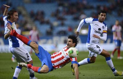 Alexis comete penalti sobre Diego Costa.