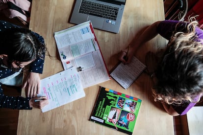 Dos adolescentes estudiando inglés.