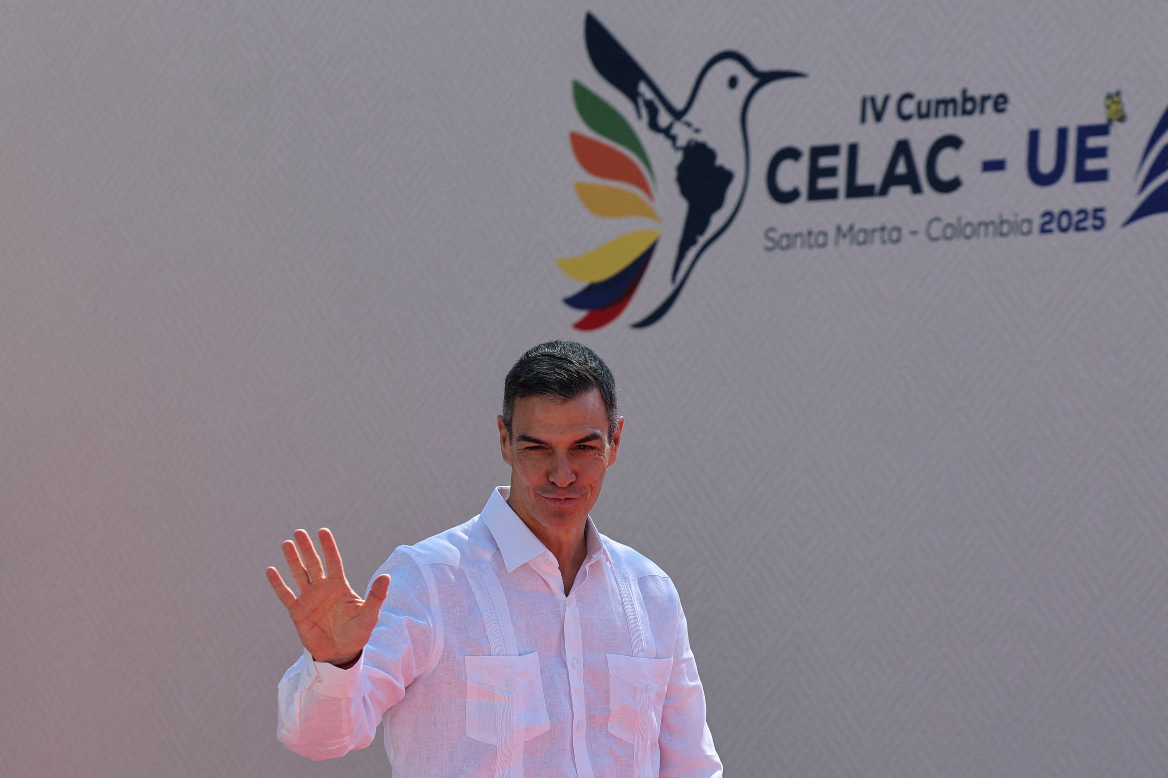Sánchez vende en Colombia un mundo alternativo al de Trump