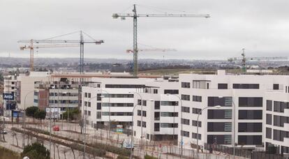 Construcci&oacute;n de bloques de vivienda nueva en el PAU Arroyo del Fresno de Madrid.