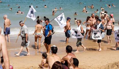 L'associació de familiars de presos d'ETA Etxerat en una concentració a les platges de Sant Sebastià.