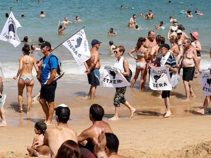 L'associació de familiars de presos d'ETA Etxerat en una concentració a les platges de Sant Sebastià.