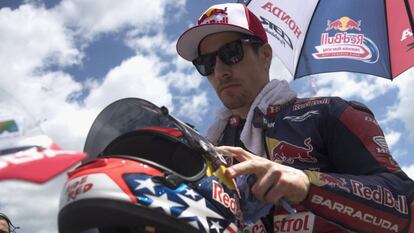 Nicky Hayden, no grid de largada antes de uma corrida da Superbikes em 13 de maio em Ímola.