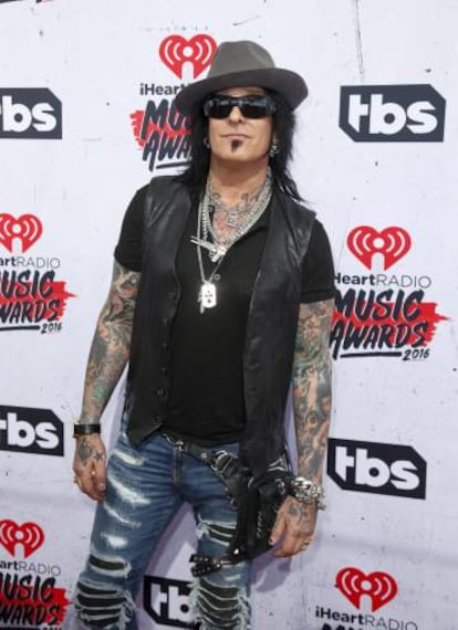 No final dos anos oitenta, uma farra de vários dias em Los Angeles levou o baixista do Motley Crüe ao hospital. Sua morte chegou a ser noticiada por uma rádio.