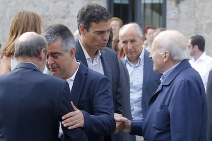 El secretario general del PSOE, Pedro Sánchez (3i), saluda al expresidente del PNV, Xabier Arzalluz (2d), en presencia del portavoz del Gobierno Vasco, Josu Erkoreka (3d), a su llegada al cementerio de Polloe de San Sebastián para despedir al histórico dirigente socialista Txiki Benegas, el 27 de agosto de 2015.