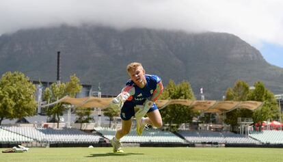 El jugador Sam Billings de Inglaterra durante una sesión de entrenamiento de 'wicket keeping' en Ciudad del Cabo (Sudáfrica).