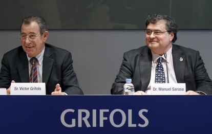 El presidente y consejero delegado de Grifols, V&iacute;ctor Grifols, y el neurobi&oacute;logo Manuel Sarasa.