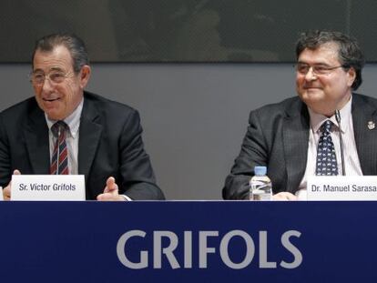 El presidente y consejero delegado de Grifols, V&iacute;ctor Grifols, y el neurobi&oacute;logo Manuel Sarasa.