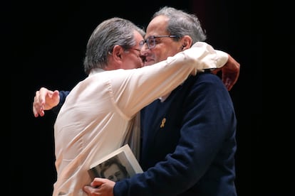 Quim Torra y Artur Mas se abrazan, en el mitin de Junts per Catalunya en Terrassa en Barcelona en 2018.
