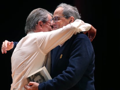 Quim Torra y Artur Mas se abrazan, en un mitin de Junts per Catalunya en Terrassa.