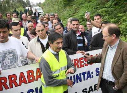 Los trabajadores de Serrabal, ayer, forzando a los topógrafos de Adif a abandonar la mina.
