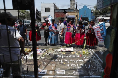 Un grupo de personas protesta en el lugar donde falleció Víctor Santisteban, en Lima (Perú), este lunes.