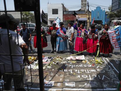 Un grupo de personas protesta en el lugar donde falleció Víctor Santisteban, en Lima (Perú), este lunes.