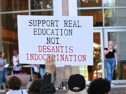 Estudiantes protestan contra las políticas educativas de Ron DeSantis en Orlando, Florida, el 21 de abril, 2023.