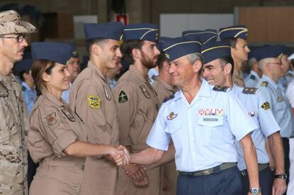 Miguel Ángel Villarroya saluda a los miembros del contingente del 802 Escuadrón de las Fuerzas Aéreas en la Base Aérea de Gando (Gran Canaria) en 2016.