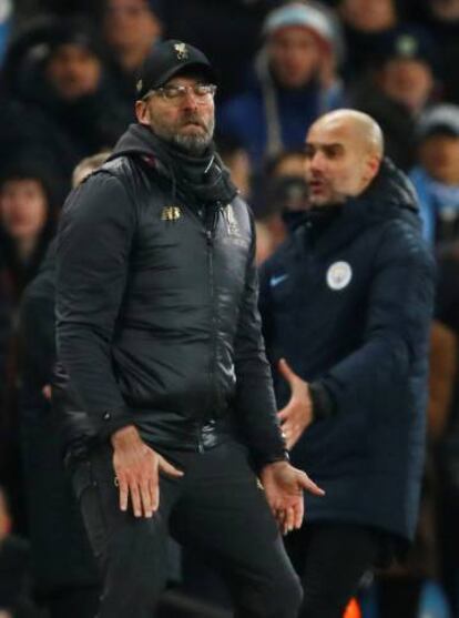 Jürgen Klopp y Pep Guardiola durante el partido.