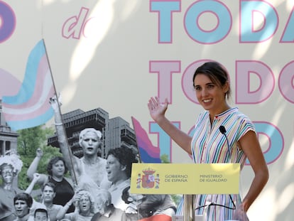 La ministra de Igualdad, Irene Montero, interviene durante el acto de entrega de los 1º Reconocimientos Arcoíris este lunes en Madrid.