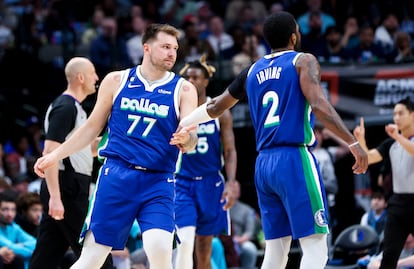 Luka Dončić (77) y Kyrie Irving (2), durante un partido de la semana pasada contra los Charlotte Hornets.