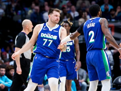 Luka Dončić (77) y Kyrie Irving (2), durante un partido de la semana pasada contra los Charlotte Hornets.