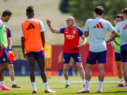 El seleccionador español, Luis de la Fuente (centro), con los jugadores en un entrenamiento el martes en Donaueschingen.
