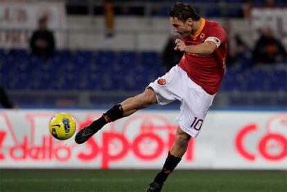 Totti, en el golpeo del segundo gol ante el Cesena.