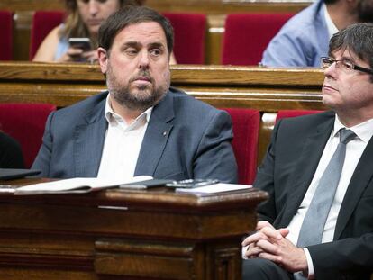 El presidente de la Generalitat, Carles Puigdemont, junto a Oriol Junqueras.