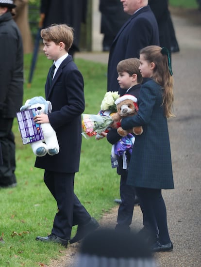 Los príncipes Jorge, Luis y Carlota reciben regalos en Sandringham, el 25 de diciembre de 2024. 