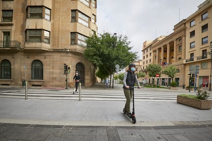 Un hombre con mascarilla en una céntrica calle de Pamplona, Navarra.