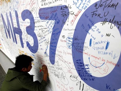 Un hombre deja un mensaje dedicado a los pasajeros del MH370, en el aeropuerto de Kuala Lumpur (Malasia), en 2014. 