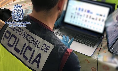 Un agente de policía analiza archivos de un portátil.