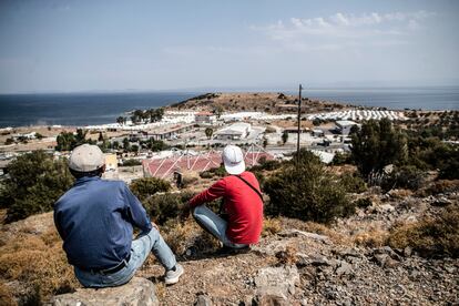 Refugiados desplazados del campamento de Moria (Lesbos) esperando para ir al nuevo campamento de Acnur.