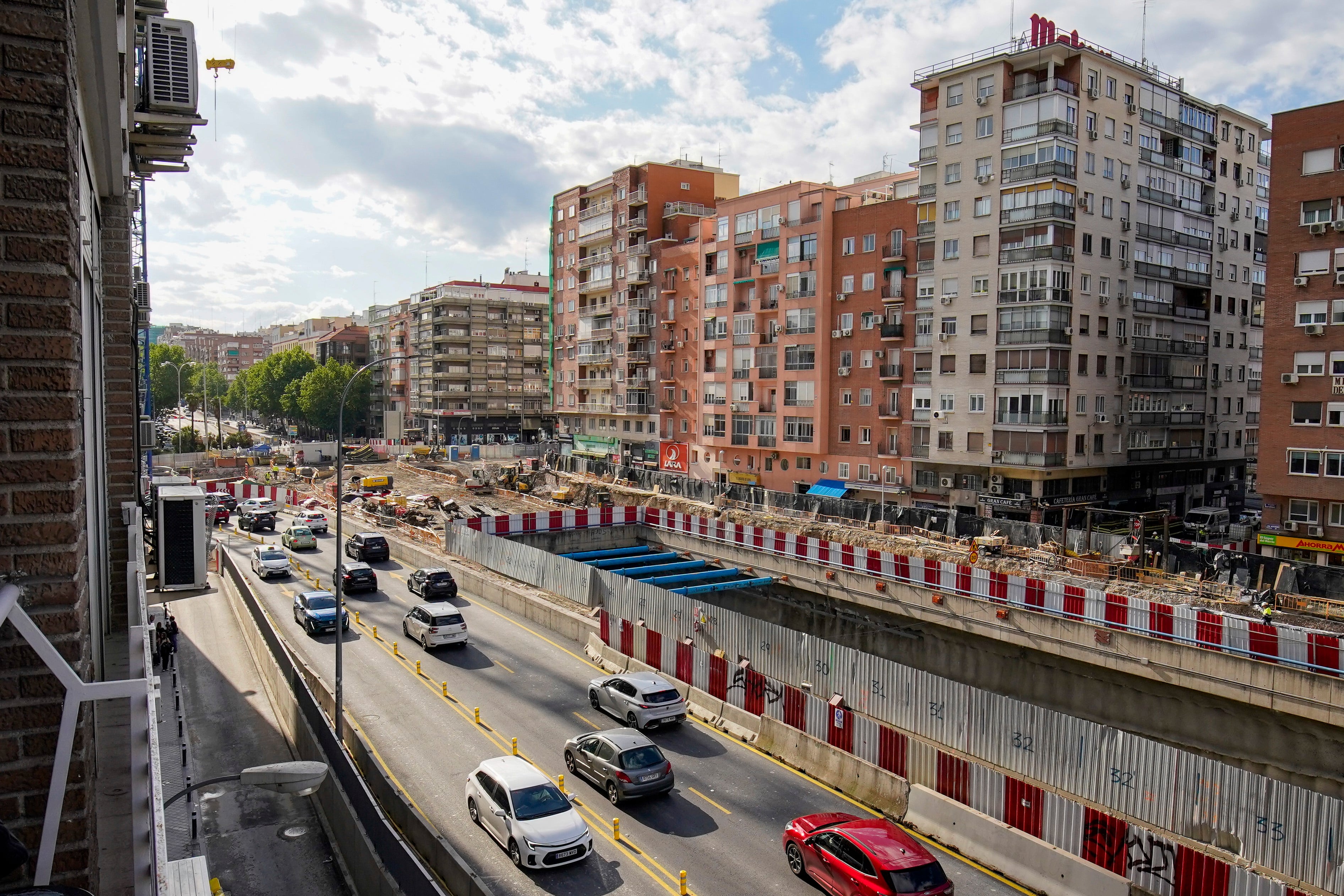 Vistas generales de las obras en la Plaza de Conde Casal, en Madrid, con el túnel cerrado y los nuevos carriles que se han creado provisionalmente. 