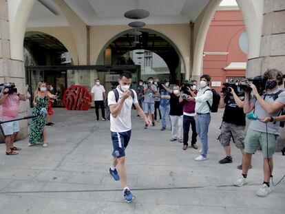 Uno de los jugadores del Fuenlabrada que permanecía confinado en A Coruña abandona este viernes las instalaciones del hotel para regresar a Madrid.