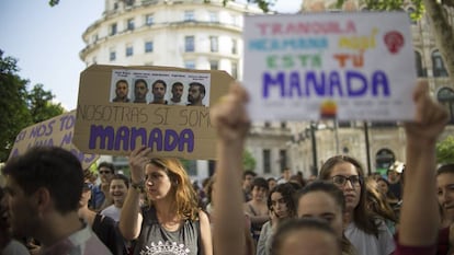 Concentración en Sevilla contra la primera sentencia para los miembros de La Manada, en abril de 2018.