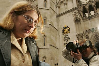 Debbie Wyatt, madre de la pequeña Charlotte, a su llegada al Tribunal Superior del Reino Unido en Londres.