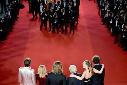 El actor italiano Lorenzo Zurzolo, el productor y guionista polaco Ewa Piaskowska y su equipo llegan para la proyección de la película 'Eo'.