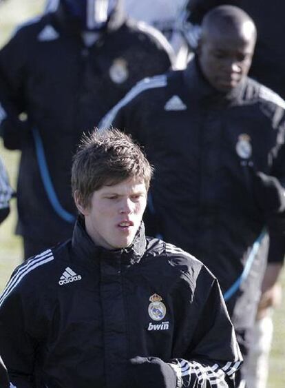 Huntelaar, en primer plano, y Lassana Diarra, detrás, durante un entrenamiento del Real Madrid.