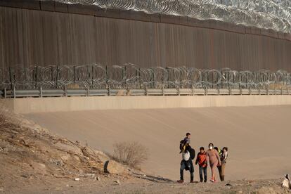 Una grupo de migrantes cruza el Río Bravo para entregarse a la patrulla fronteriza en Ciudad Juárez, Chihuahua, México.