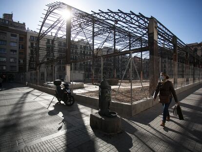 El esqueleto del mercado de la Abacería, en Gràcia, al descubierto tras la deconstrucción de la cubierta y muros.