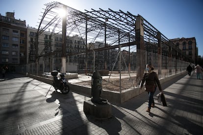 El esqueleto del mercado de la Abacería, en Gràcia, al descubierto tras la deconstrucción de la cubierta y muros.