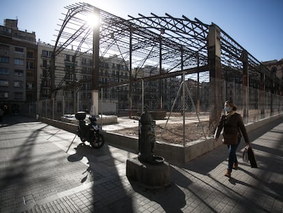 El esqueleto del mercado de la Abacería, en Gràcia, al descubierto tras la deconstrucción de la cubierta y muros.
