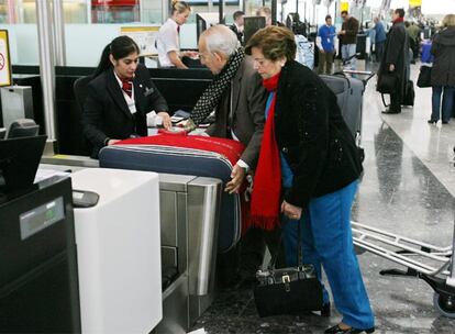 Unos pasajeros facturan su equipaje en el aeropuerto de Heathrow Internacional.