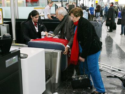 Unos pasajeros facturan su equipaje en el aeropuerto de Heathrow Internacional.
