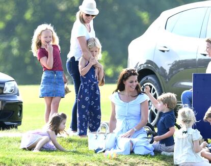 Los primos Cambridge, Tindall y Phillips mantienen una buena relación entre ellos. A menudo se les ve juntos en actos formales, como bodas o el cumpleaños de la reina (el Trooping the Colour), pero también en actos más informales, como un trofeo de polo, donde se vio a todos jugando juntos, y también a sus madres, Kate Middleton y Autumn Phillips.